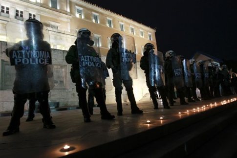 Συμπλοκές στο Σύνταγμα κατά τη συγκέντρωση για τον 77χρονο αυτόχειρα