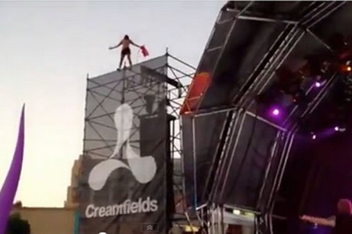 πτώση άντρα στο Creamfields στο Σύδνεϋ