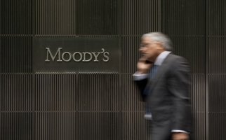 Moody's: Υποβάθμιση 11 ευρωπαϊκών τραπεζών