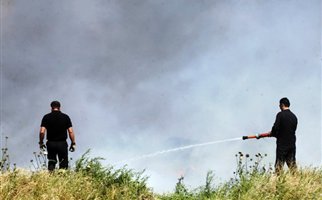 Απειλεί σπίτια φωτιά στην Κερατέα – Μαίνεται στην Λακωνία