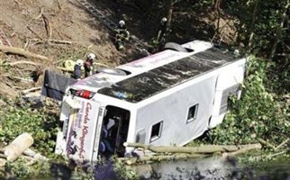 Πτώση λεωφορείου σε χαράδρα στη Χίο – τους τρεις έφτασαν οι νεκροί