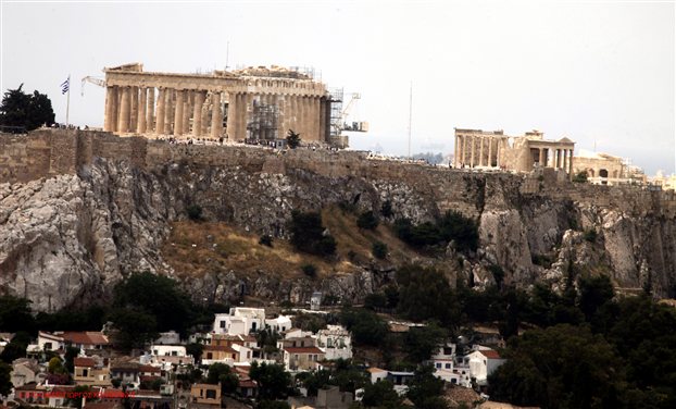 Υπέκυψε ο 42χρονος άντρας που έπεσε από την Ακρόπολη