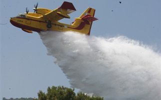 Καίγονται σπίτια στην Κερατέα