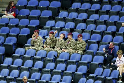 Ο στρατός προστρέχει σε... διάσωση (και) για τα άδεια γήπεδα του Λονδίνου