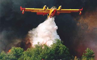 Βελτιώνεται η εικόνα στη μεγάλη φωτιά στις Αφίδνες – στις φλόγες ένα σπίτι