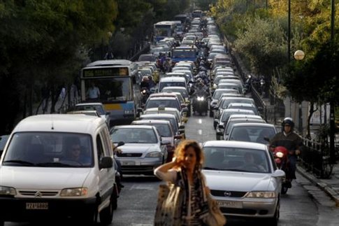 Μπαράζ κινητοποιήσεων κατά των νέων μέτρων - Κλειστό το Σύνταγμα