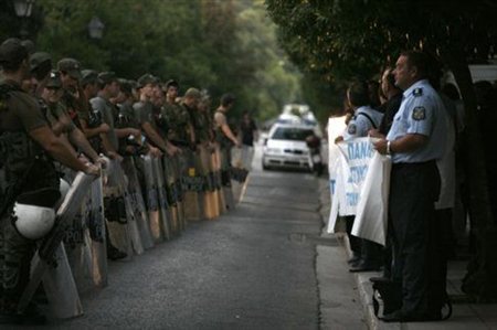 Γουδί: Αστυνομικοί απέκλεισαν τη σχολή των ΜΑΤ