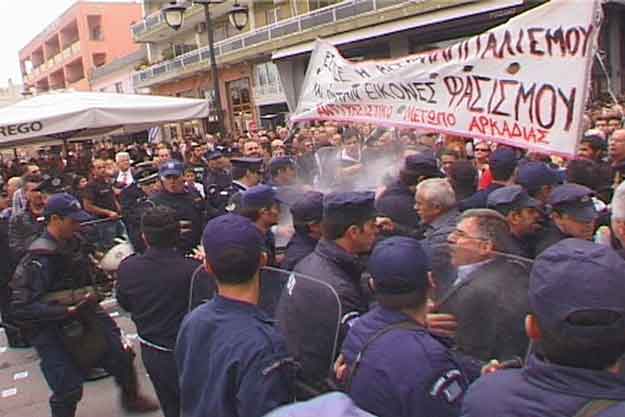 Χημικά επεφύλασσε η αστυνομία για τους διαδηλωτές στην Τρίπολη (βίντεο)