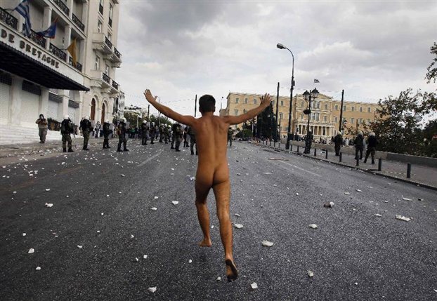 Στον εισαγγελέα ο γυμνός Αμερικανός του Συντάγματος