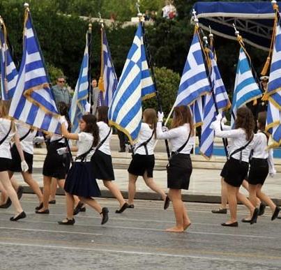 Σημαιοφόρος παρέλασε ξυπόλητη