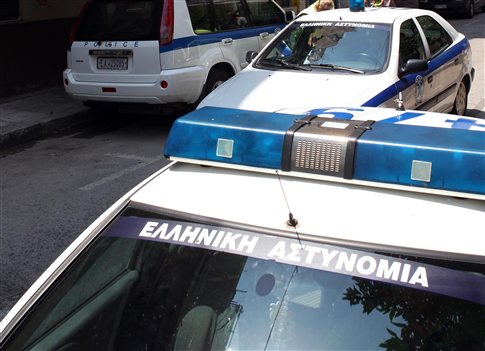 Γυναίκα απειλεί να αυτοκτονήσει στην Ομόνοια