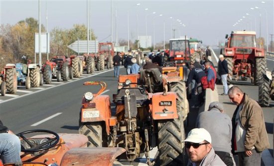 Ημαθία: Οι αγρότες πήραν τα τρακτέρ τους και απέκλεισαν την Εγνατία