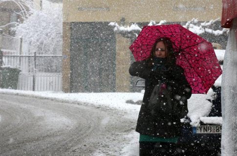 Χιόνια στην Αττική - Κλειστά σχολεία και προβλήματα στις μετακινήσεις