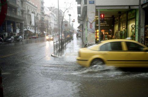 Κυκλοφοριακά προβλήματα από τη νεροποντή στους δρόμους της Αθήνας