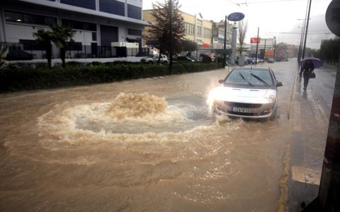 Χάος από τη σφοδρή κακοκαιρία στην Αττική