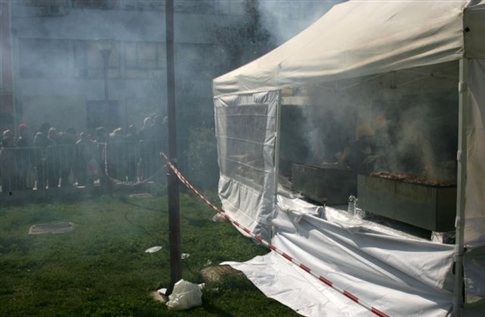 Ουρές στη Βαρβάκειο για το δωρεάν τσίκνισμα