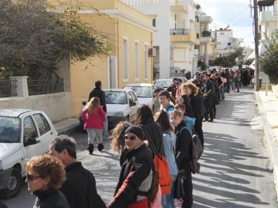 Σχηματισμός ανθρώπινης αλυσίδας ως ένδειξη διαμαρτυρίας στο σχέδιο ΑΘΗΝΑ και στο κλείσιμο του νοσοκομείου Ιεράπετρας