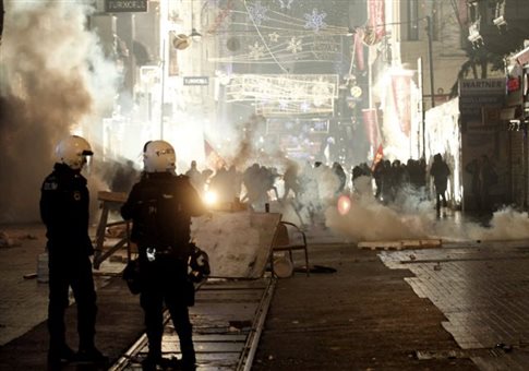 Συγκρούσεις διαδηλωτών-αστυνομίας στην Κωνσταντινούπολη