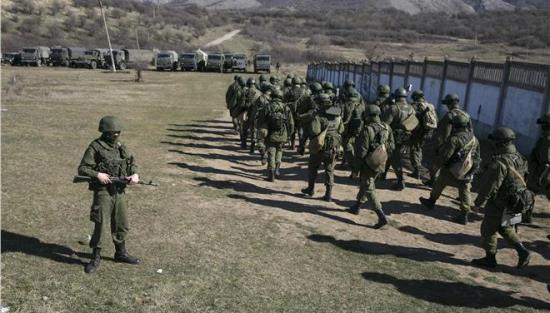 Ρωσικά στρατεύματα συνεχίζουν να αποβιβάζονται μαζικά στην Κριμαία