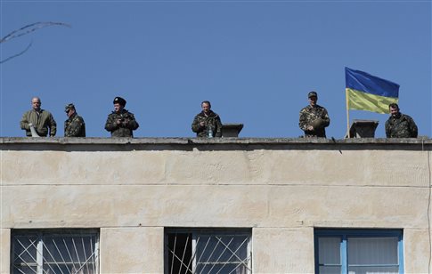 Έφοδος ρωσικών δυνάμεων σε ελεγχόμενη από Ουκρανούς βάση της Κριμαίας