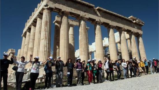 Ανθρώπινη αλυσίδα γύρω από την Ακρόπολη κατά του ρατσισμού