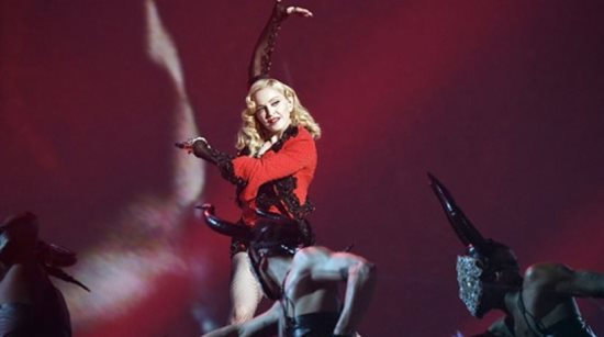 Δείτε την απίστευτη τούμπα της Madonna στα Brit Awards! (βίντεο)